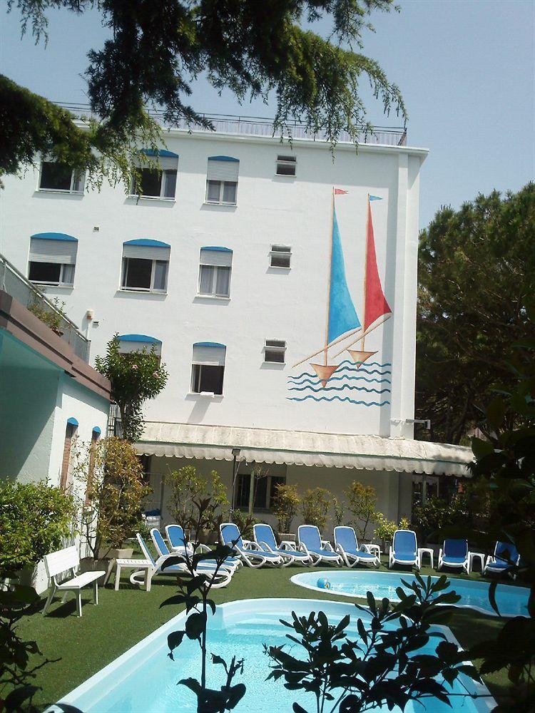 Hotel Manzoni Лидо-ди-Езоло Экстерьер фото